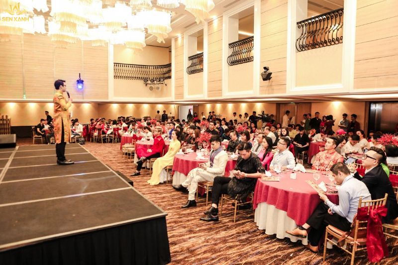 Phần giới thiệu đại biểu tham dự tiệc tất ni&ecirc;n cuối năm