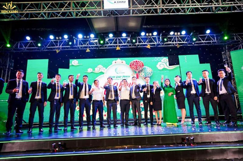 Ban l&atilde;nh đạo c&ocirc;ng ty c&ugrave;ng n&acirc;ng ly khai tiệc v&agrave; ch&uacute;c sức khỏe