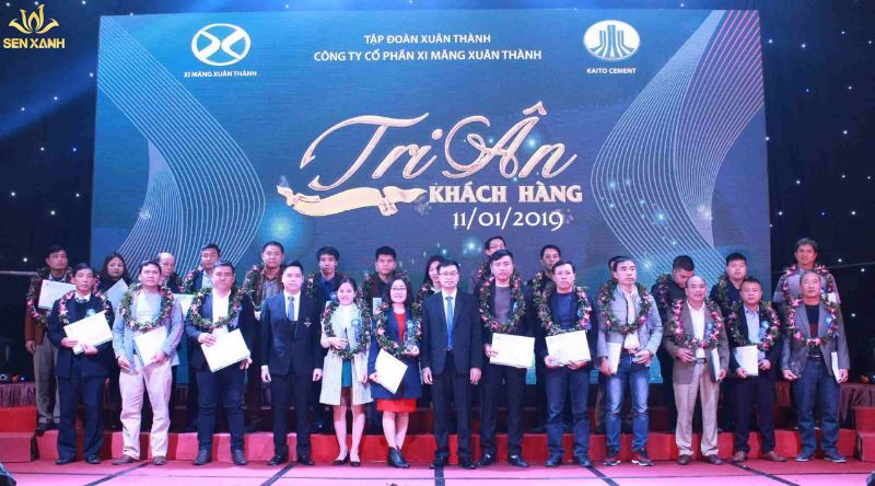 Doanh nghiệp tặng qu&agrave;, chụp ảnh kỷ niệm trong hội nghị tri &acirc;n kh&aacute;ch h&agrave;ng