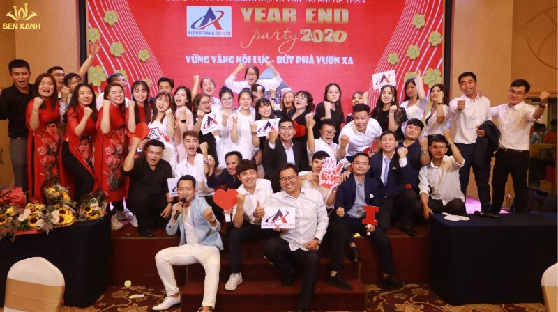 Mọi người chụp ảnh lưu niệm v&agrave; bế mạc chương tr&igrave;nh tiệc tất ni&ecirc;n cuối năm