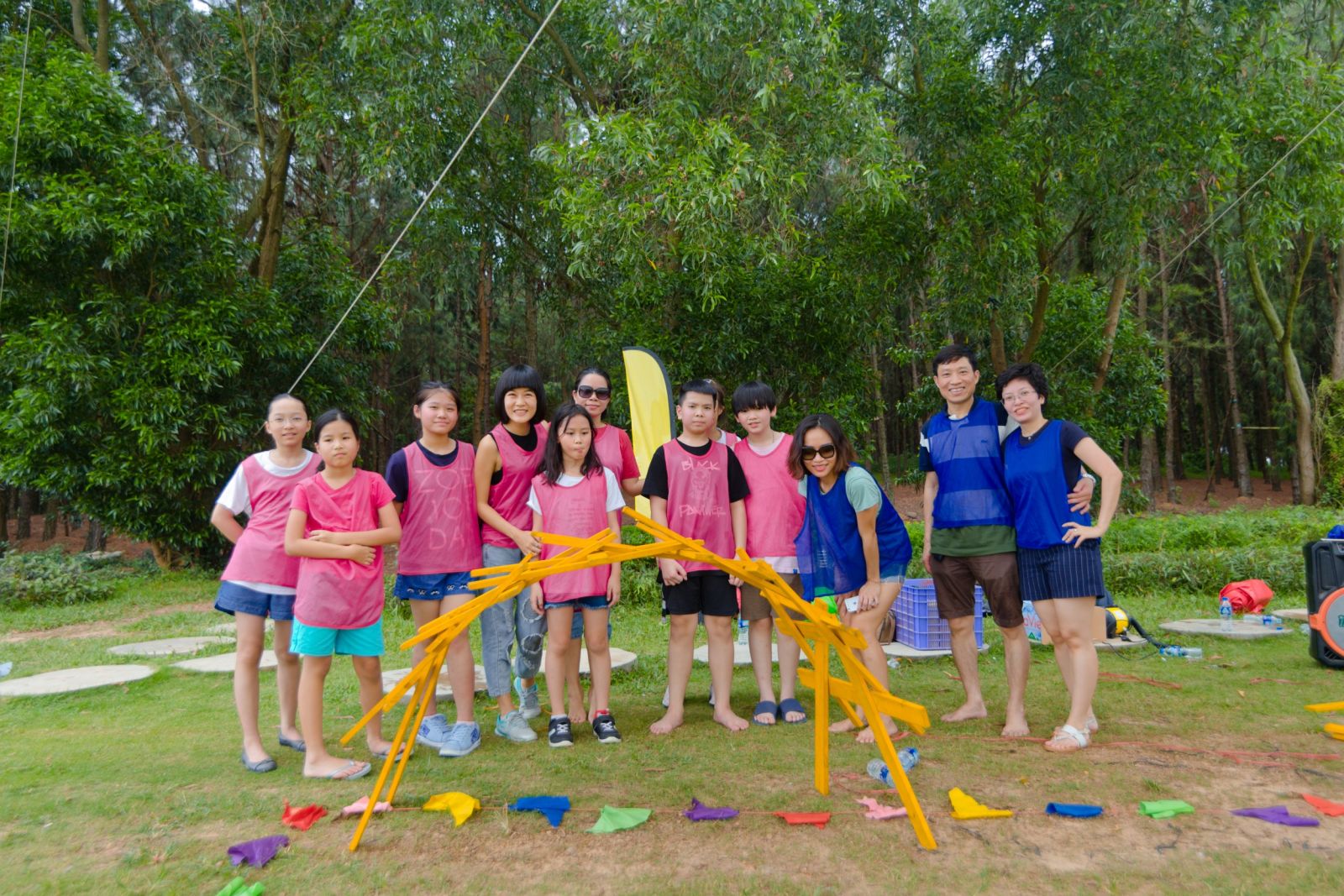 Tr&ograve; chơi team building tr&iacute; tuệ &ldquo;X&acirc;y cầu&rdquo;