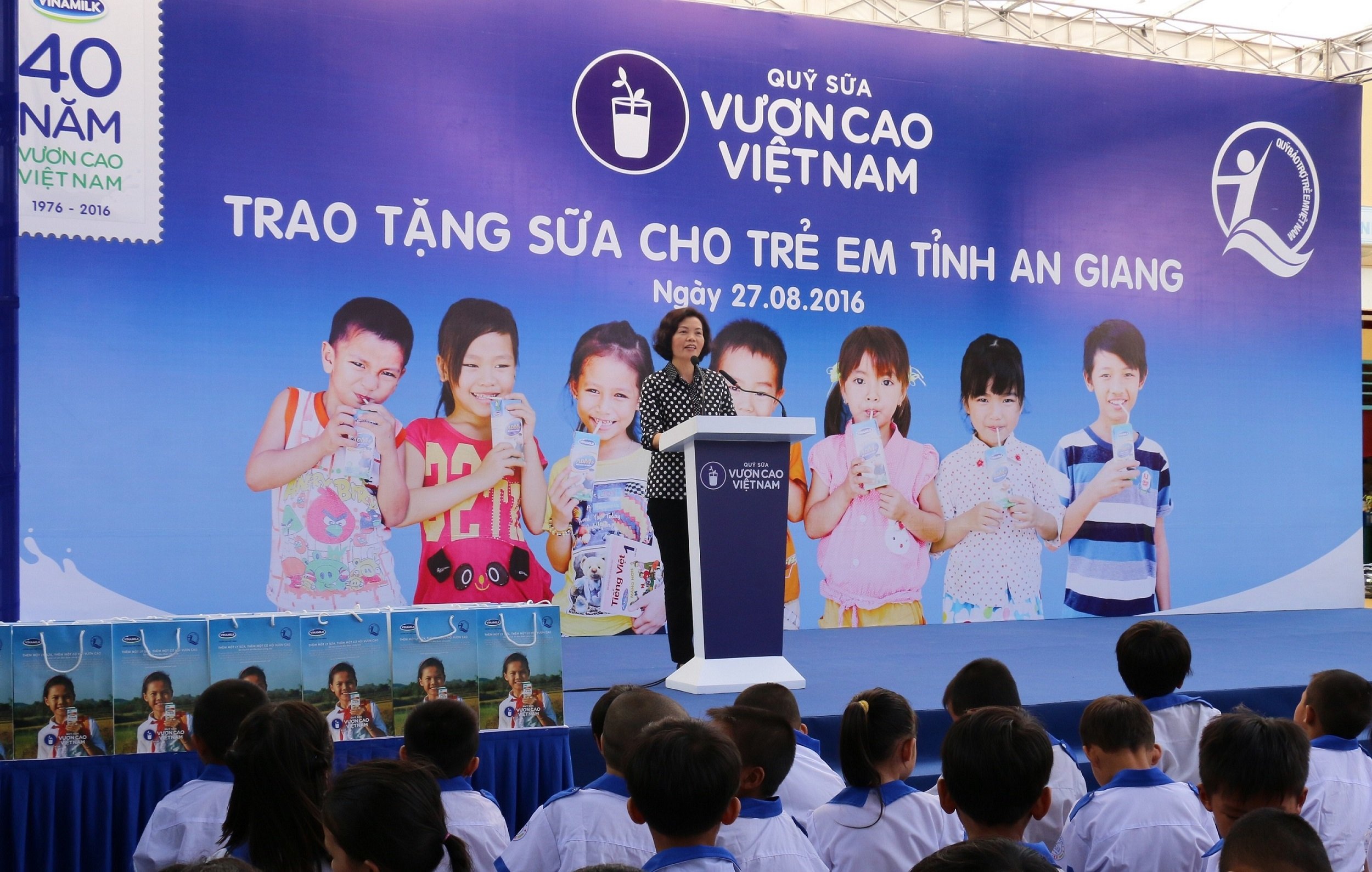 hoạt động trao tặng sữa cho em