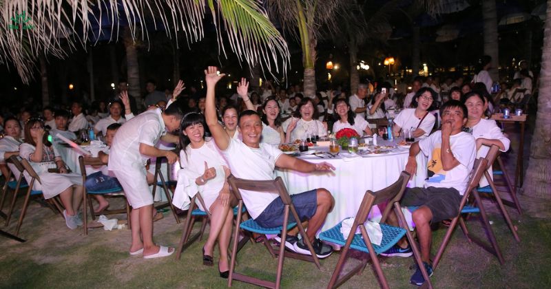 Bữa tiệc được tổ chức tr&ecirc;n b&atilde;i biển