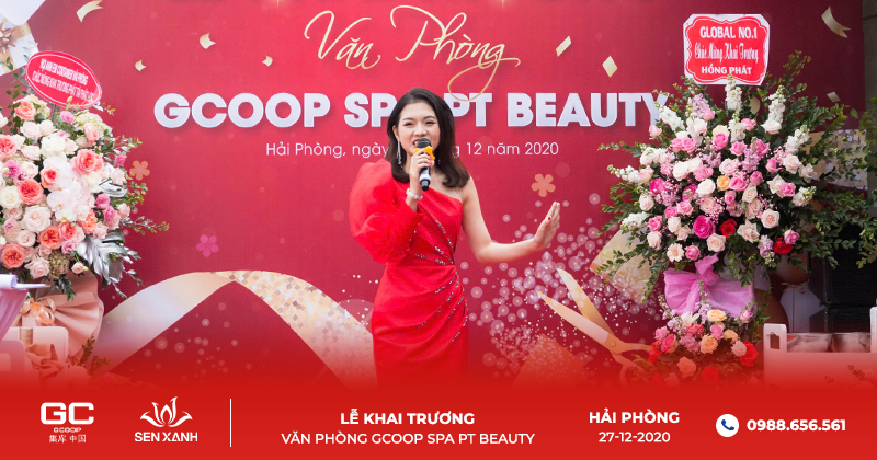 ca sỹ h&aacute;t trong lễ khai trương