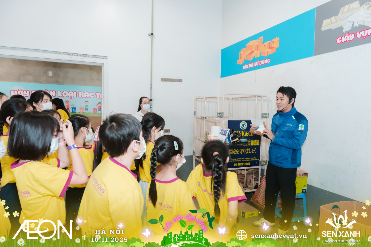 Các bạn nhỏ lắng nghe hướng dẫn phân loại Các bạn nhỏ lắng nghe hướng dẫn phân loại