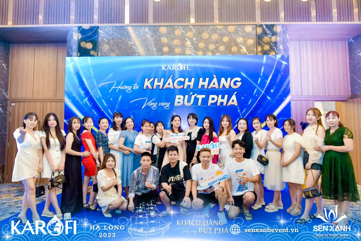 Check-in với backdrop Karofi
