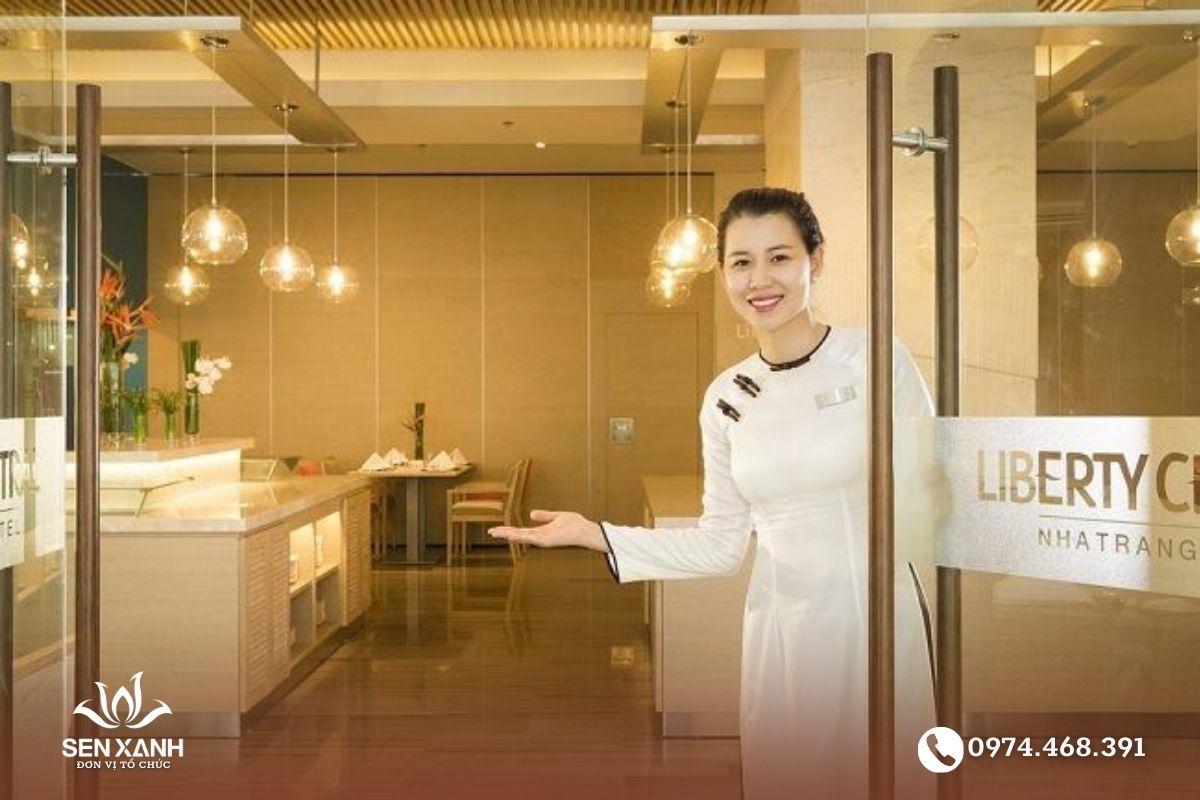 Đ&oacute;n tiếp kh&aacute;ch mời xem sản phẩm 