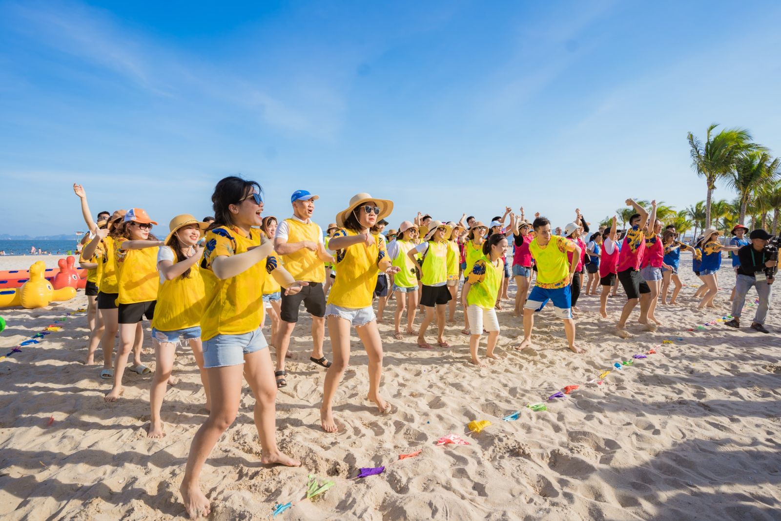 Tr&ograve; chơi team building nhảy theo điệu nhạc v&ocirc; c&ugrave;ng vui nhộn