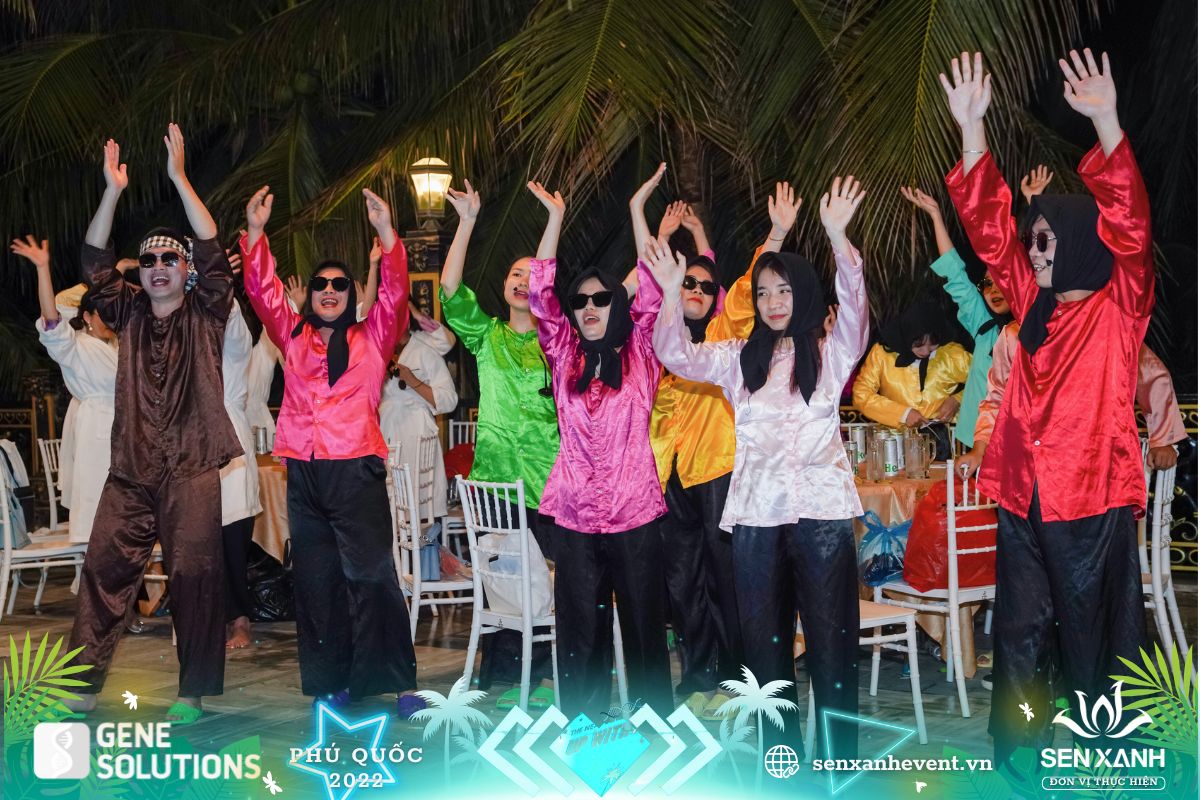 Mọi người c&ugrave;ng quẩy tại pool party