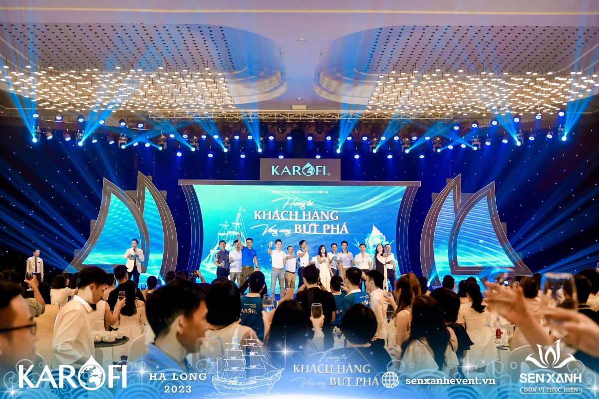 Mọi người n&acirc;ng ly khai tiệc