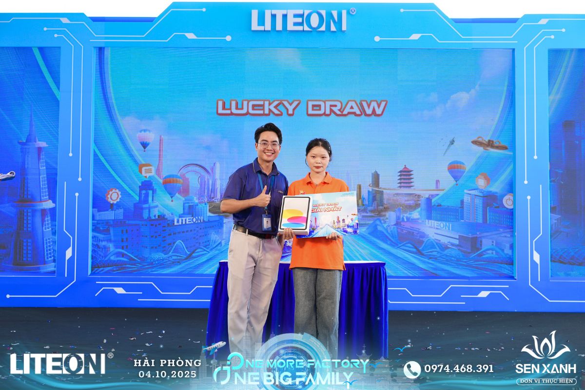 Phần trao giải trong chương tr&igrave;nh lucky draw