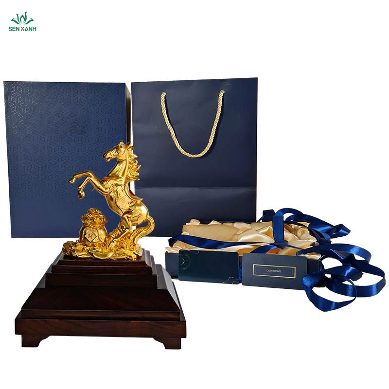 Tượng ngựa chiến thắng d&aacute;t v&agrave;ng