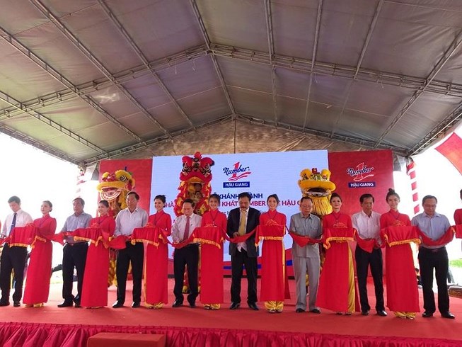 Chuẩn bị cho lễ cắt băng khánh thành
