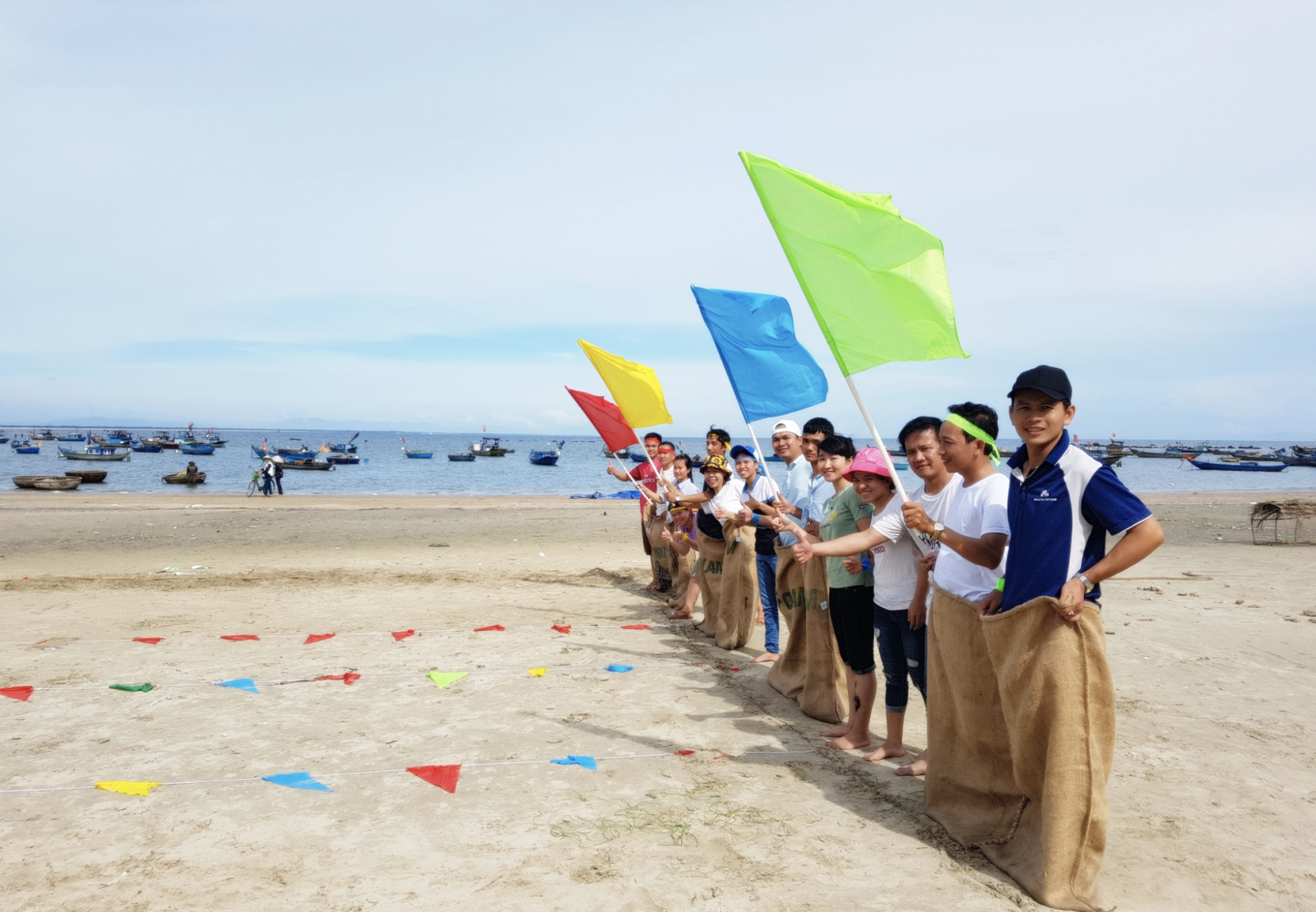 tr&ograve; chơi team building nhảy bao bố h&agrave;i hước