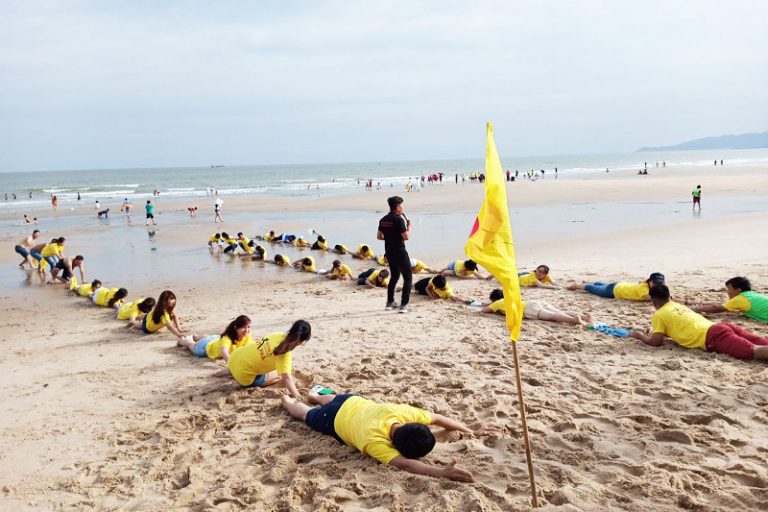 Trò chơi team building không cần đạo cụ “Dải lụa”