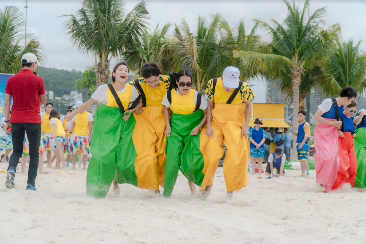 tr&ograve; chơi team building mặc bao bố