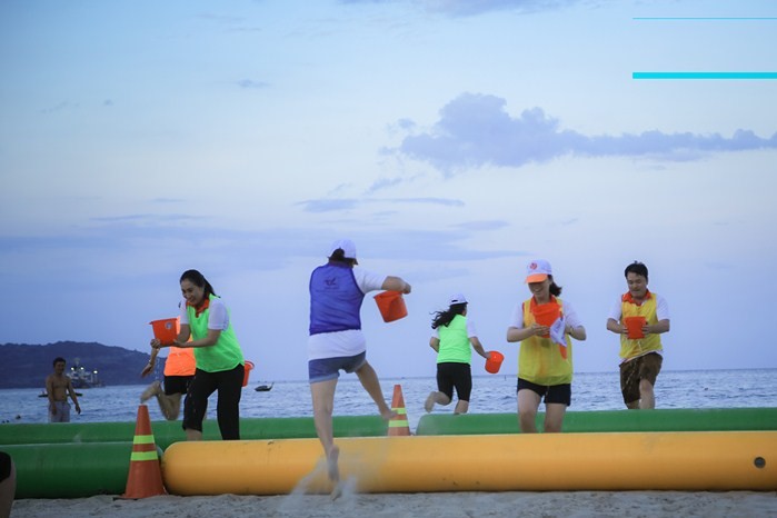 Tr&ograve; chơi team building tr&ecirc;n biển cực kỳ th&uacute; vị&nbsp;