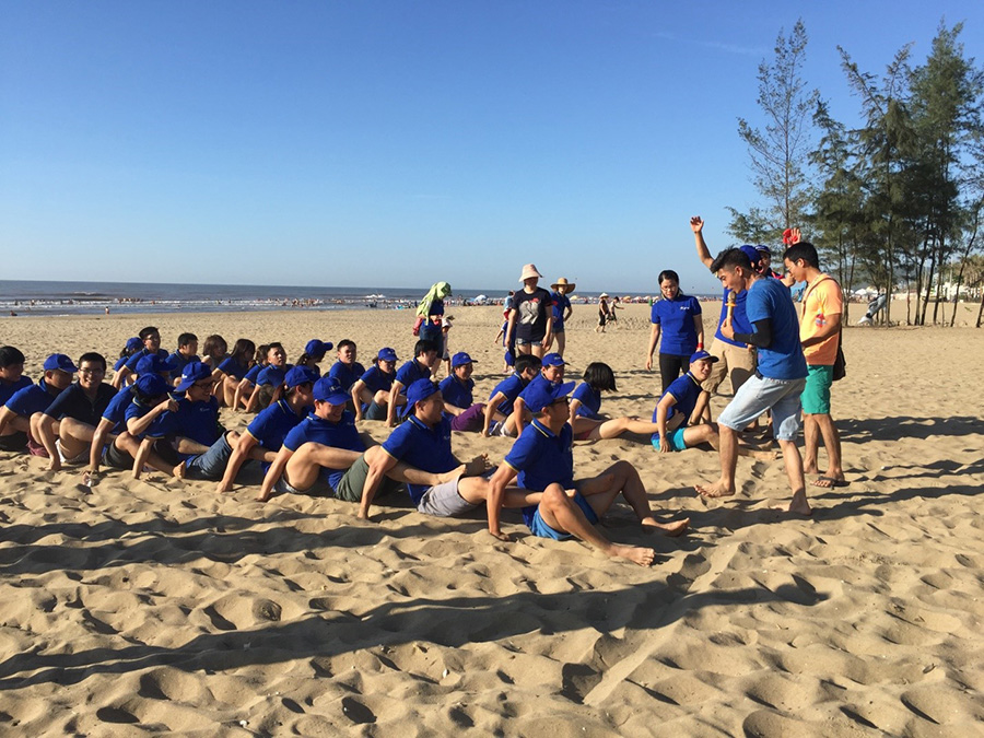 Trò chơi team building đua thuyền trên cạn
