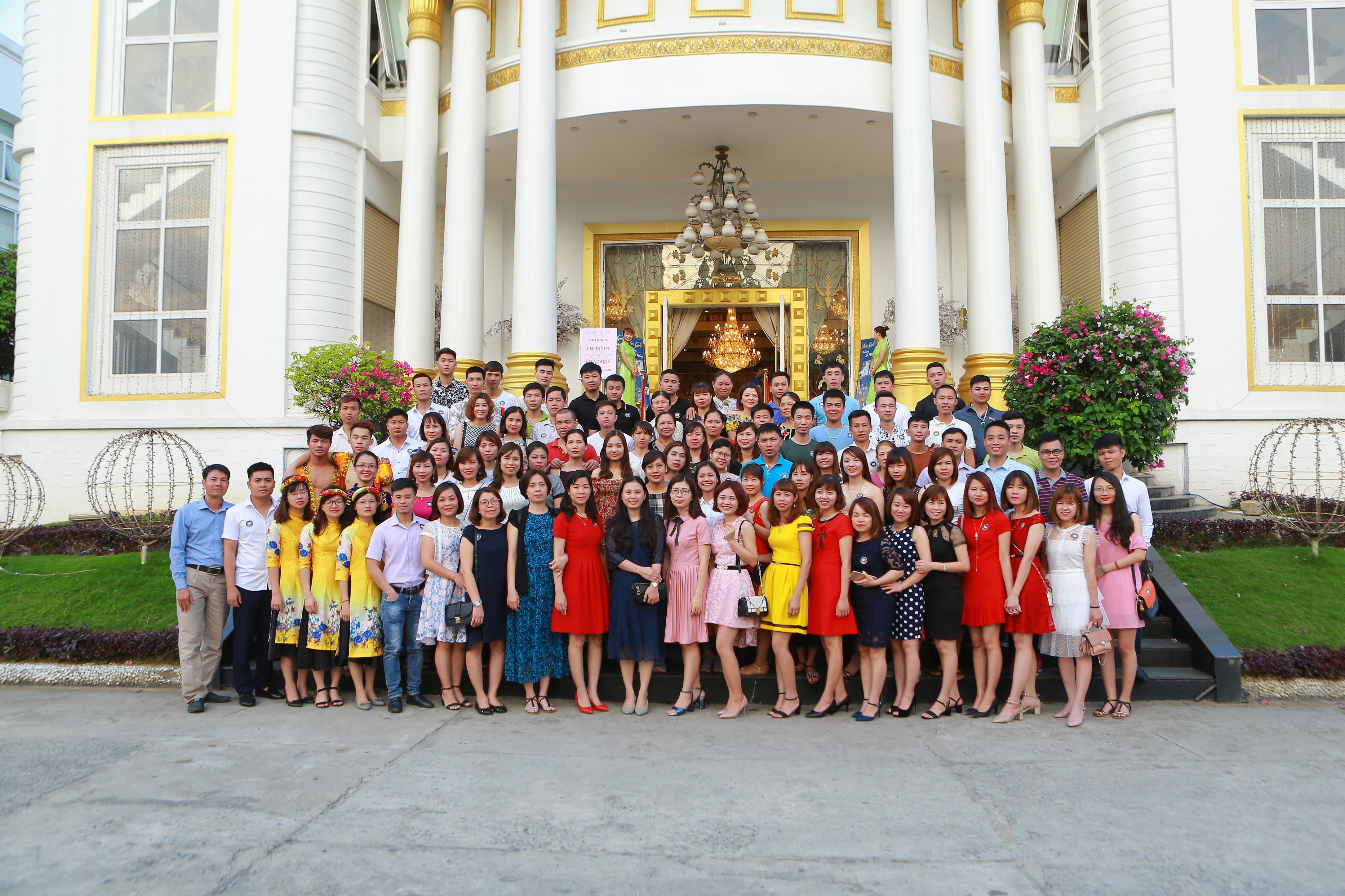 TEAMBUILDING VITA DAIRY TẠI ĐÀ NẴNG chụp ảnh cùng nhau