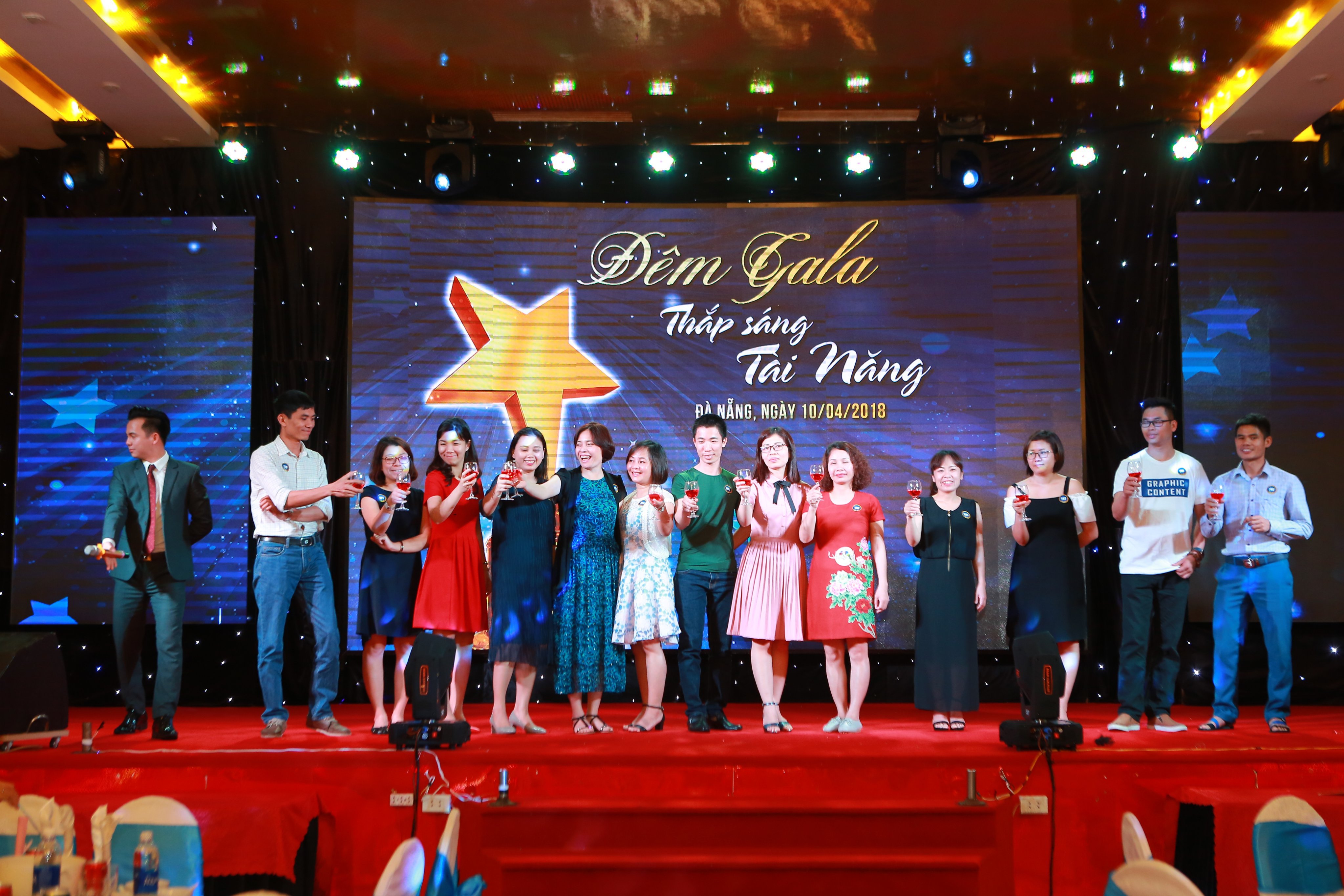 GALA VITA DAIRY TẠI ĐÀ NẴNG Ban lãnh đạo công ty cùng nhau nâng ly khai tiệc