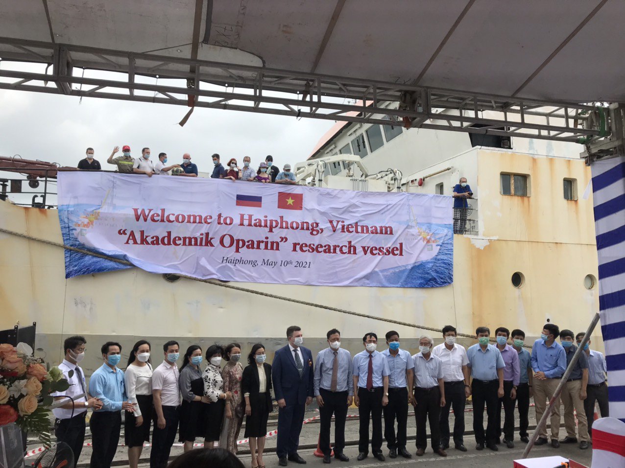 T&agrave;u Khoa Học Oparin