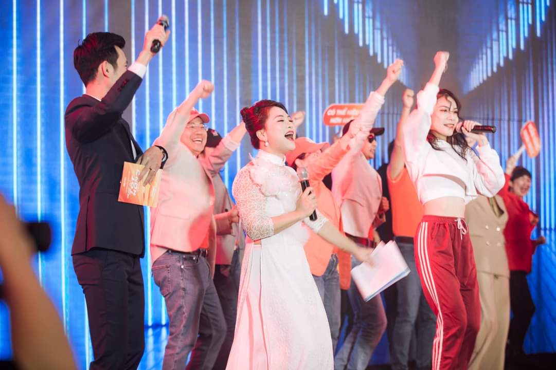 Tương t&aacute;c kh&aacute;n giả