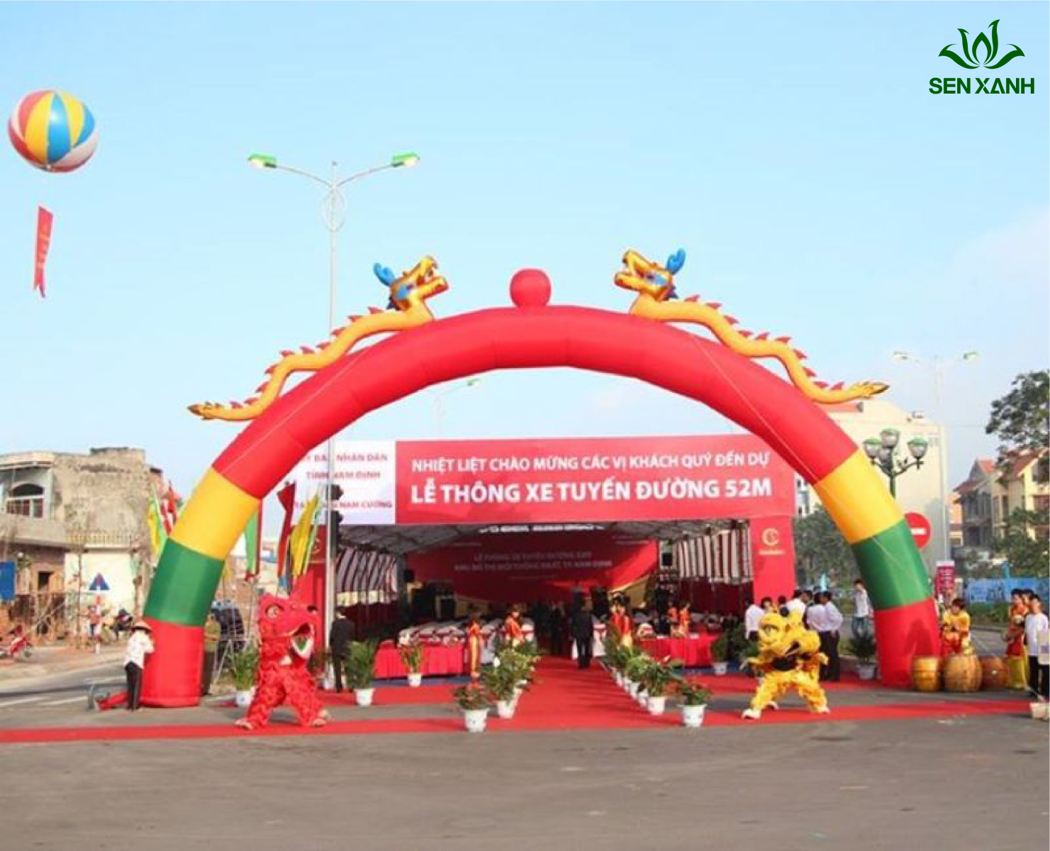 Cổng hơi thiết kế đơn giản nhưng vẫn tạo sự trang trọng cho sự kiện