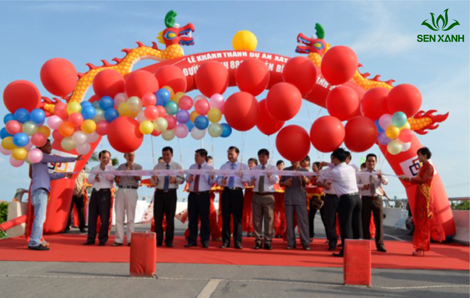 Cổng chào hơi có trọng lượng khá nhẹ nên dễ sụp đổ khi trời mưa to, gió lớn