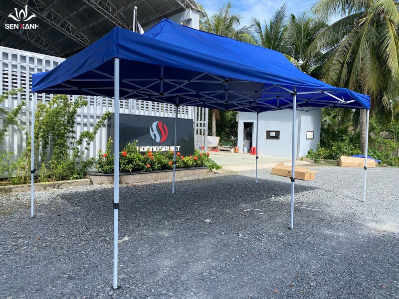 &nbsp;Nh&agrave; bạt r&uacute;t thường c&oacute; m&agrave;u đỏ trắng hoặc xanh dương