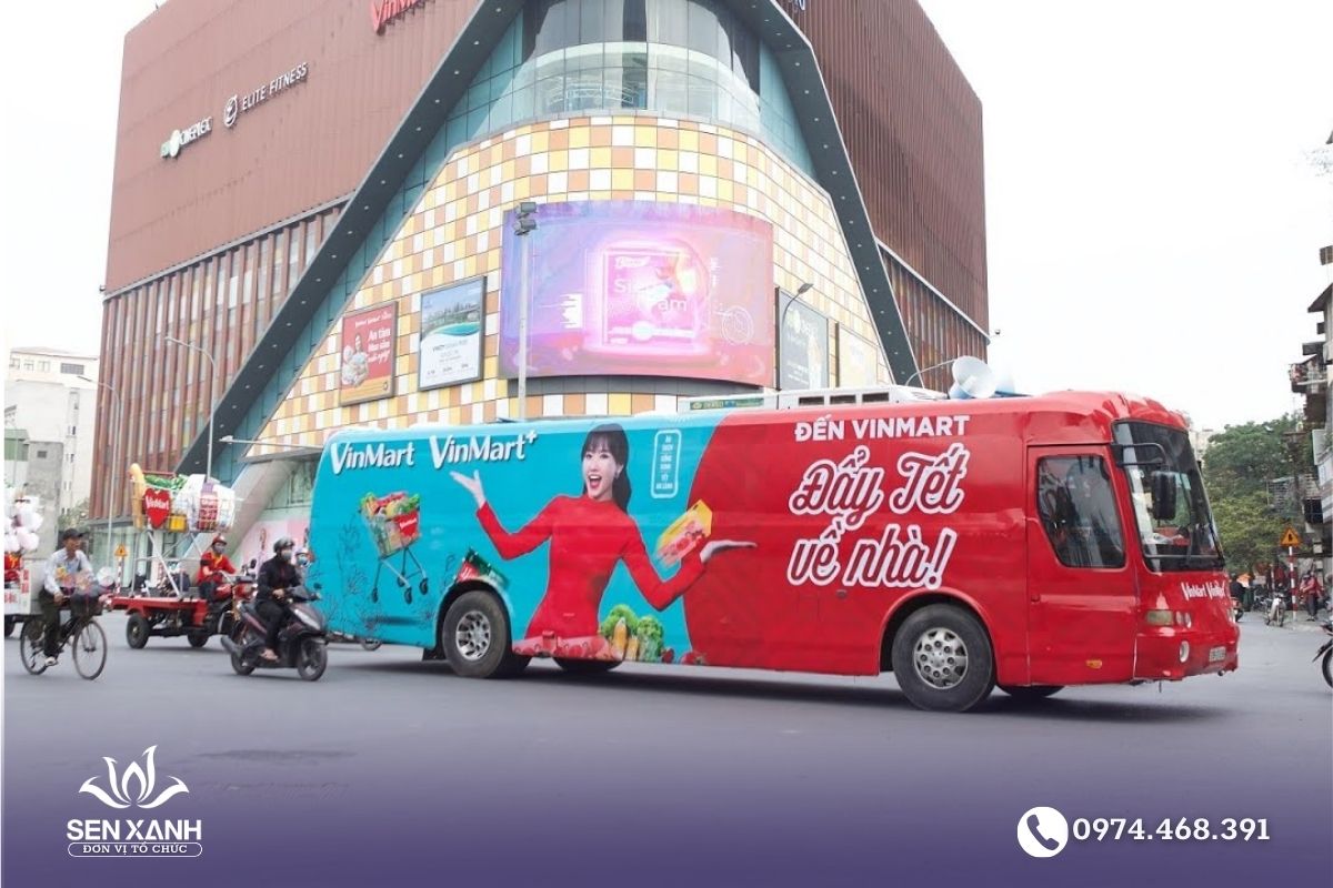 Roadshow xe ô tô 45 chỗ chiếm trọn ánh mắt của người đi đường
